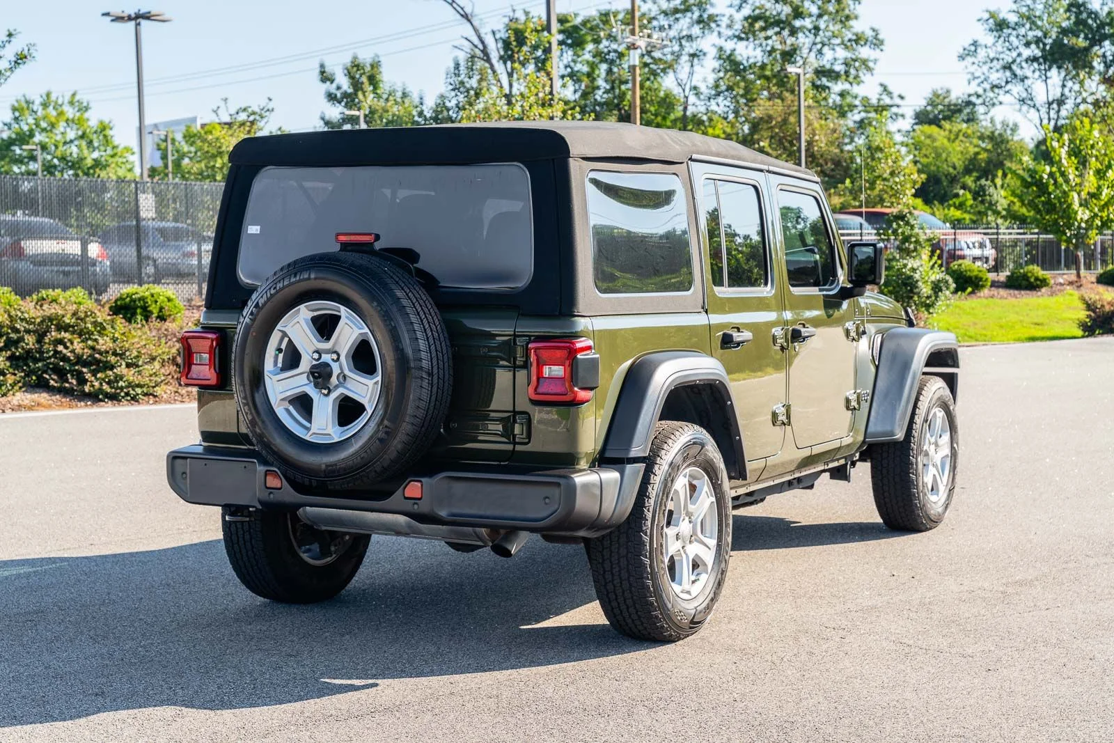 Used 2023 Green Jeep Sport S image 6