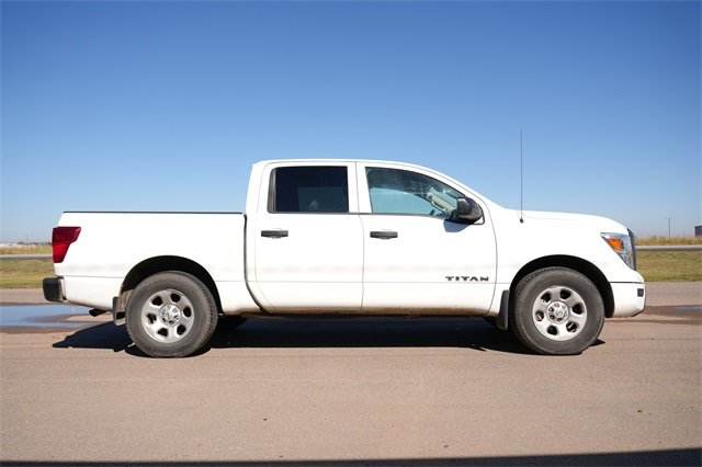 2021 Nissan Titan S photo 2