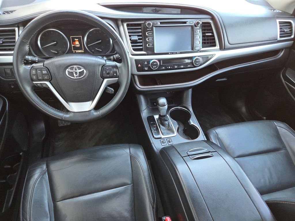 Used 2016 White Toyota XLE V6 image 16