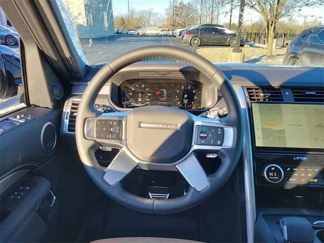Used 2025 White Land Rover Dynamic se image 28