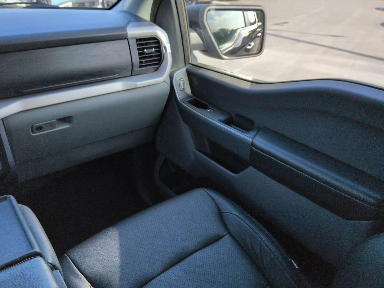 Used 2023 Black Ford XLT image 17