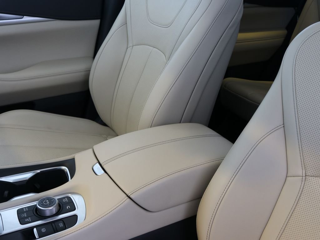 Certified Used 2025 White INFINITI LUXE image 19