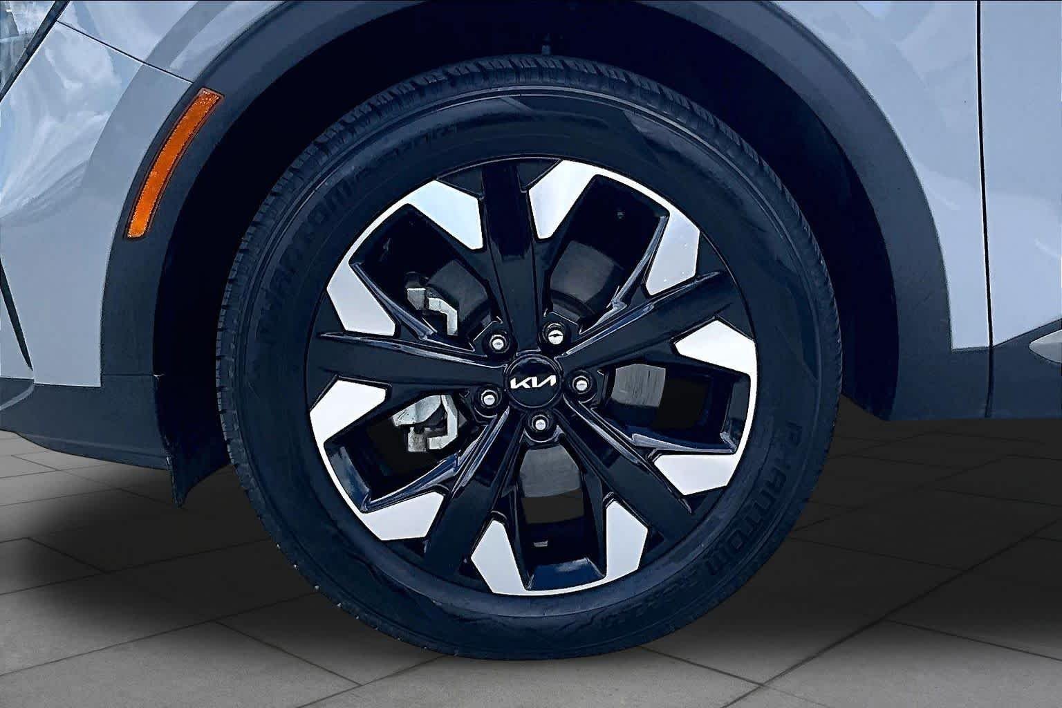 Used 2023 Wolf Gray Kia X-Line image 10