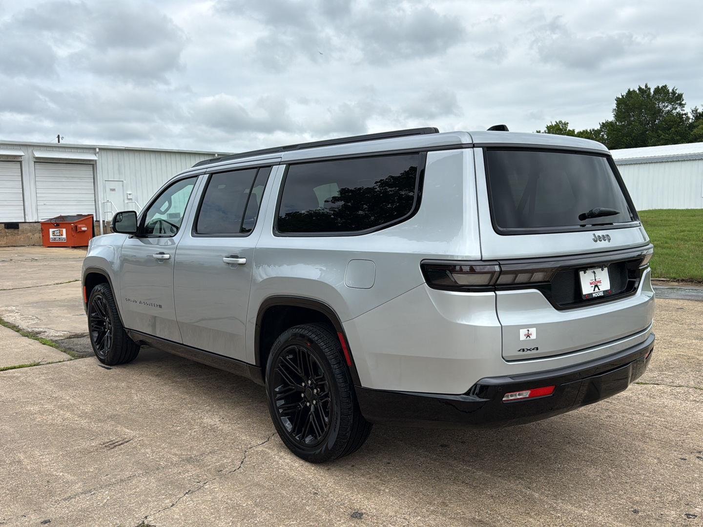 New 2026 Silver-Zynith Exterior Paint Jeep Limited Reserve image 5