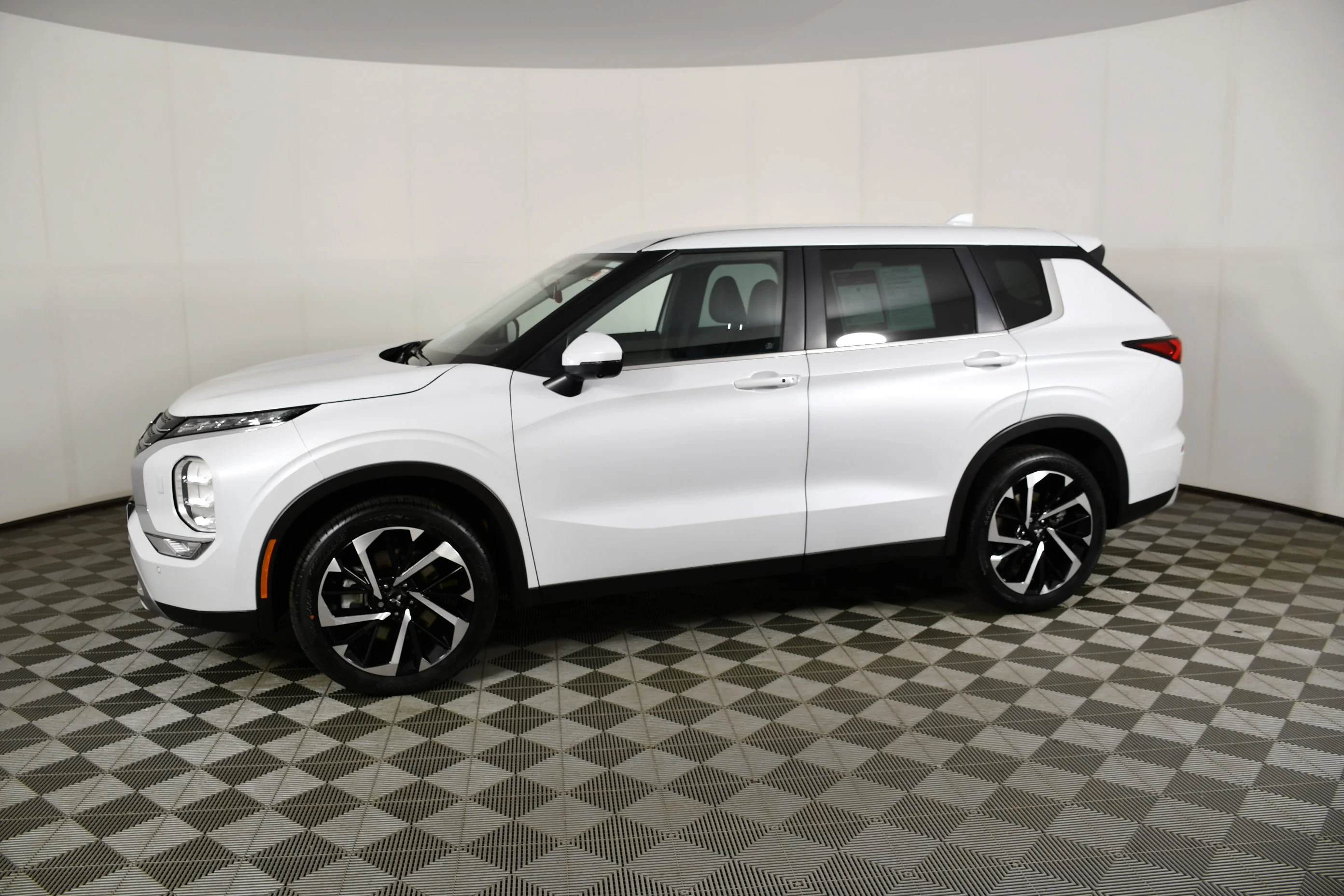 Certified Used 2023 White Diamond Mitsubishi SE image 9