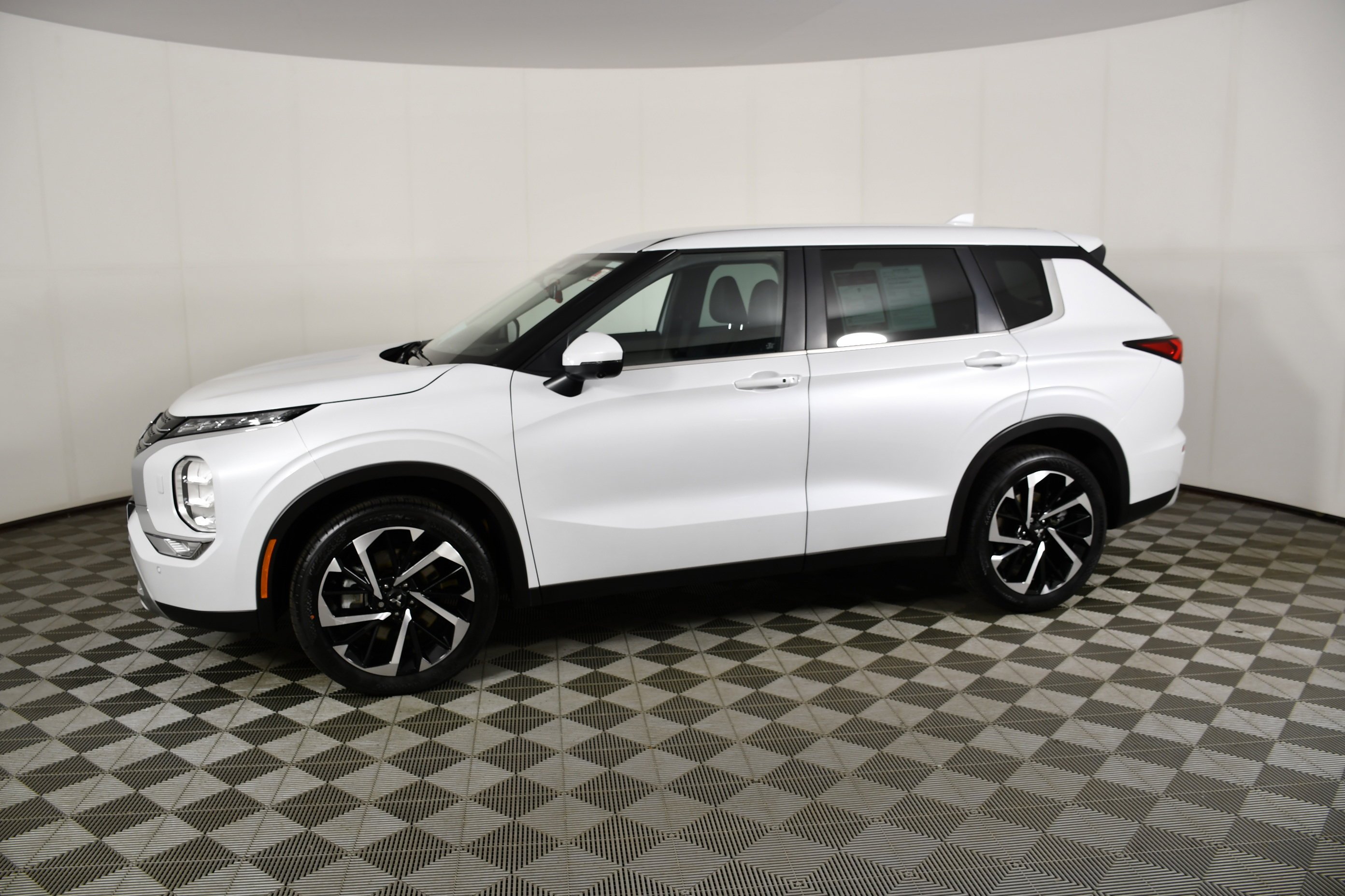 Certified Used 2023 White Diamond Mitsubishi SE image 9