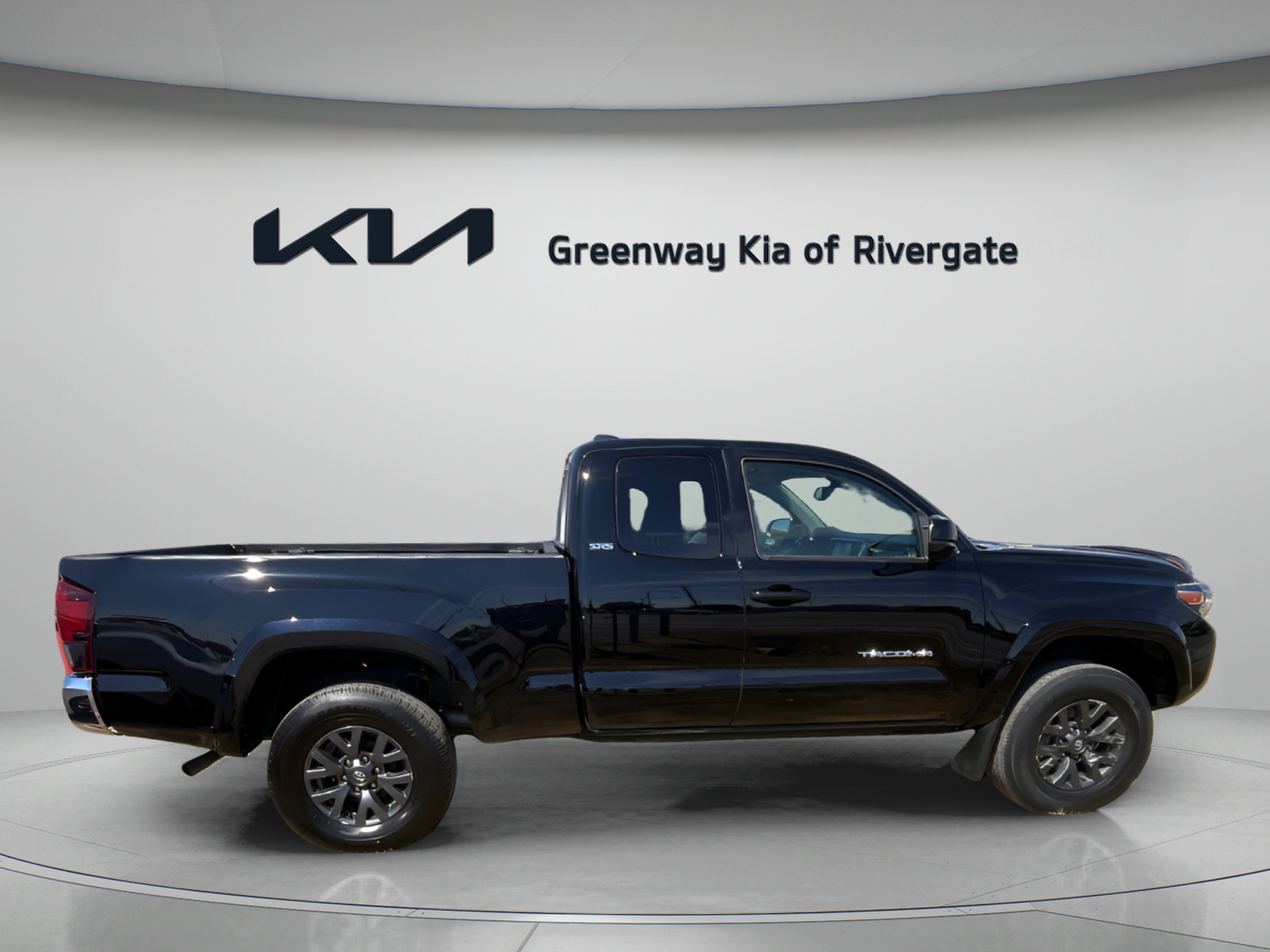 Used 2022 Midnight Black Metallic Toyota SR5 image 8