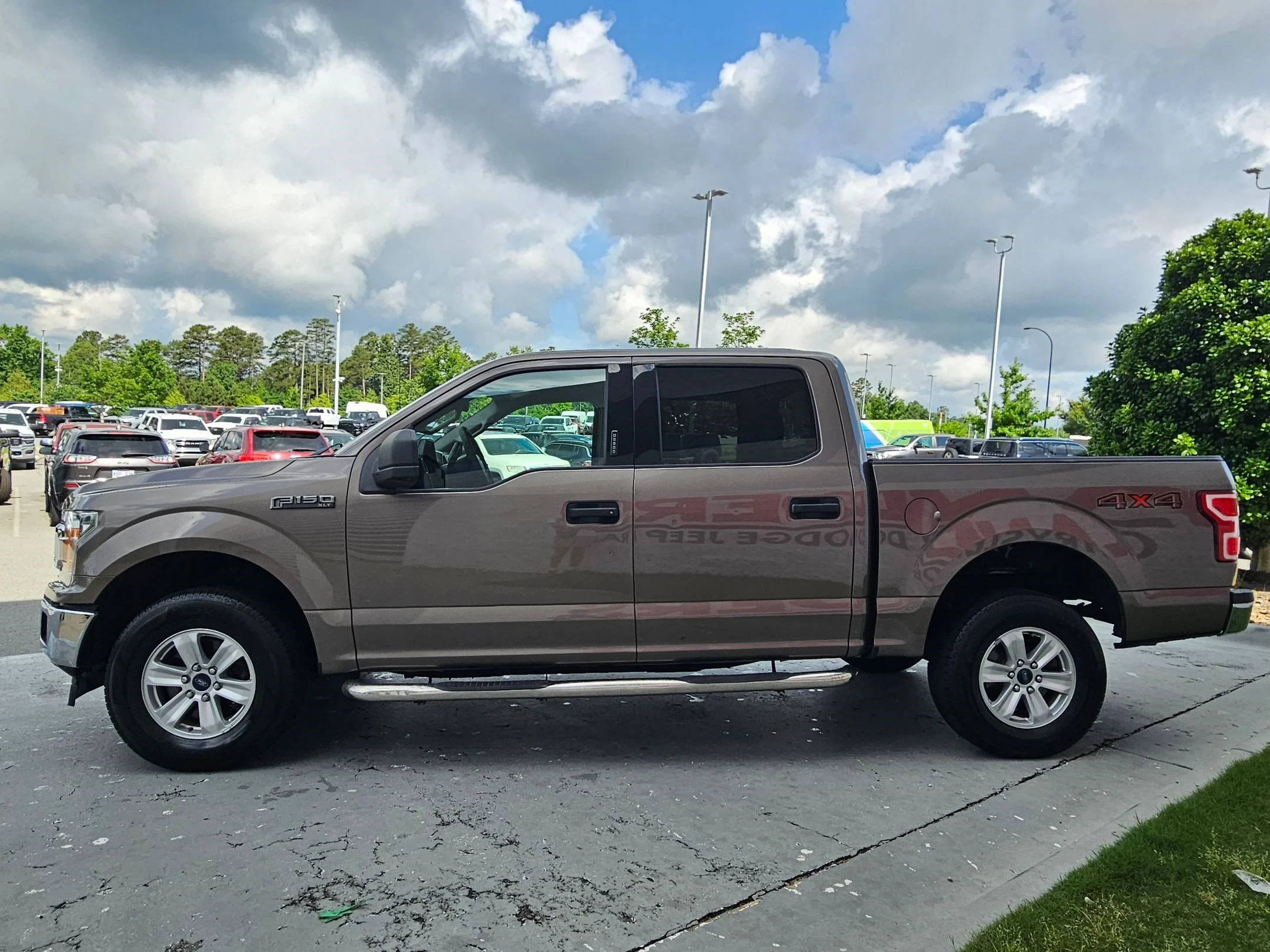 Used 2018 Stone Gray Ford XLT image 4