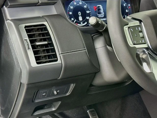 New 2026 Fuji White Land Rover Dynamic SE image 10