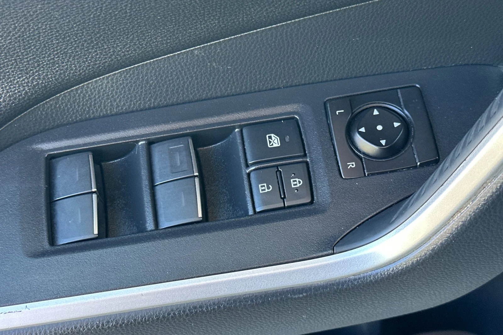 2025 Toyota RAV4 XSE - Photo 20