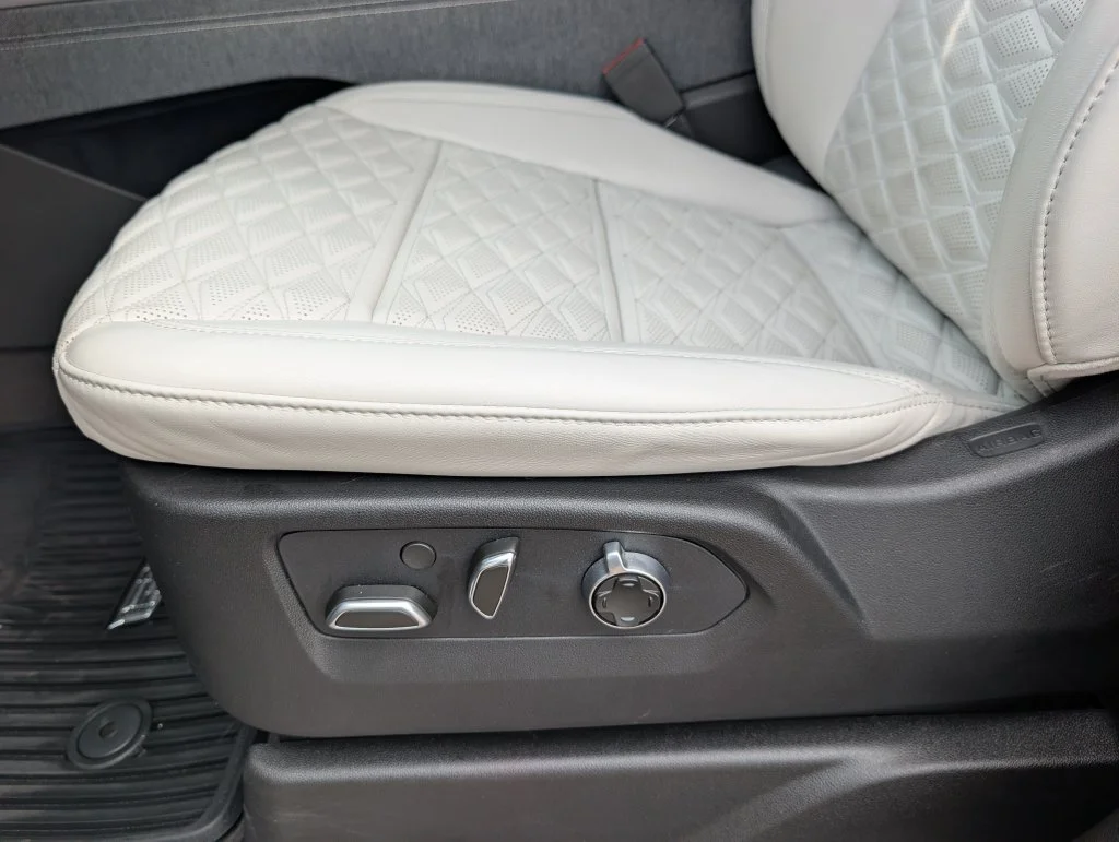 Used 2025 Silver Metallic Cadillac Sport Platinum image 13