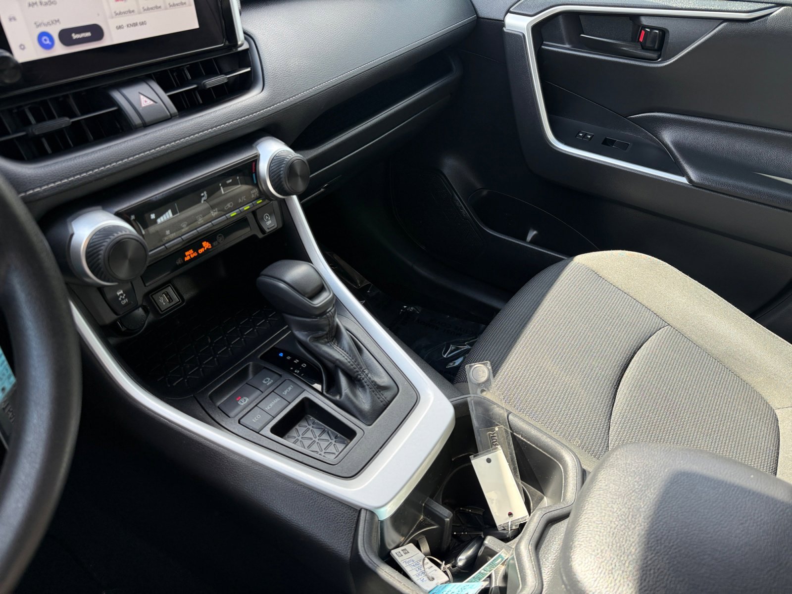 2024 Toyota RAV4 LE - Photo 13