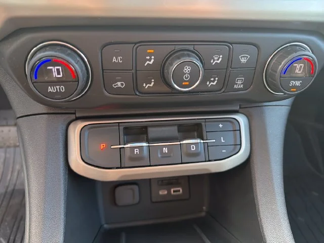 Used 2022 WHITE FROST TRICOAT GMC Denali image 29