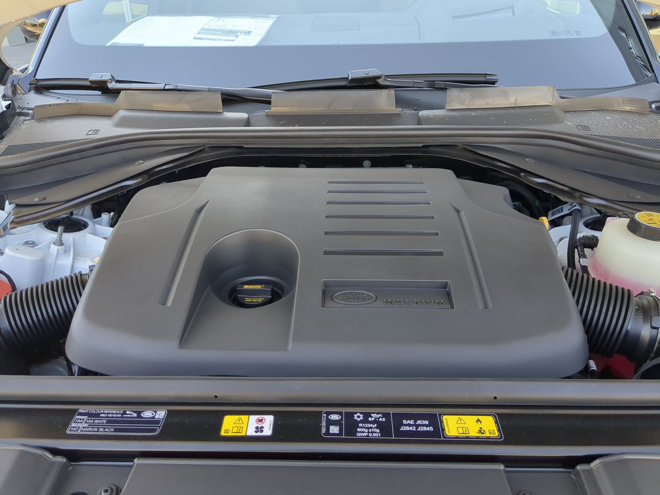 New 2026 Fuji White Land Rover P400 SE image 34