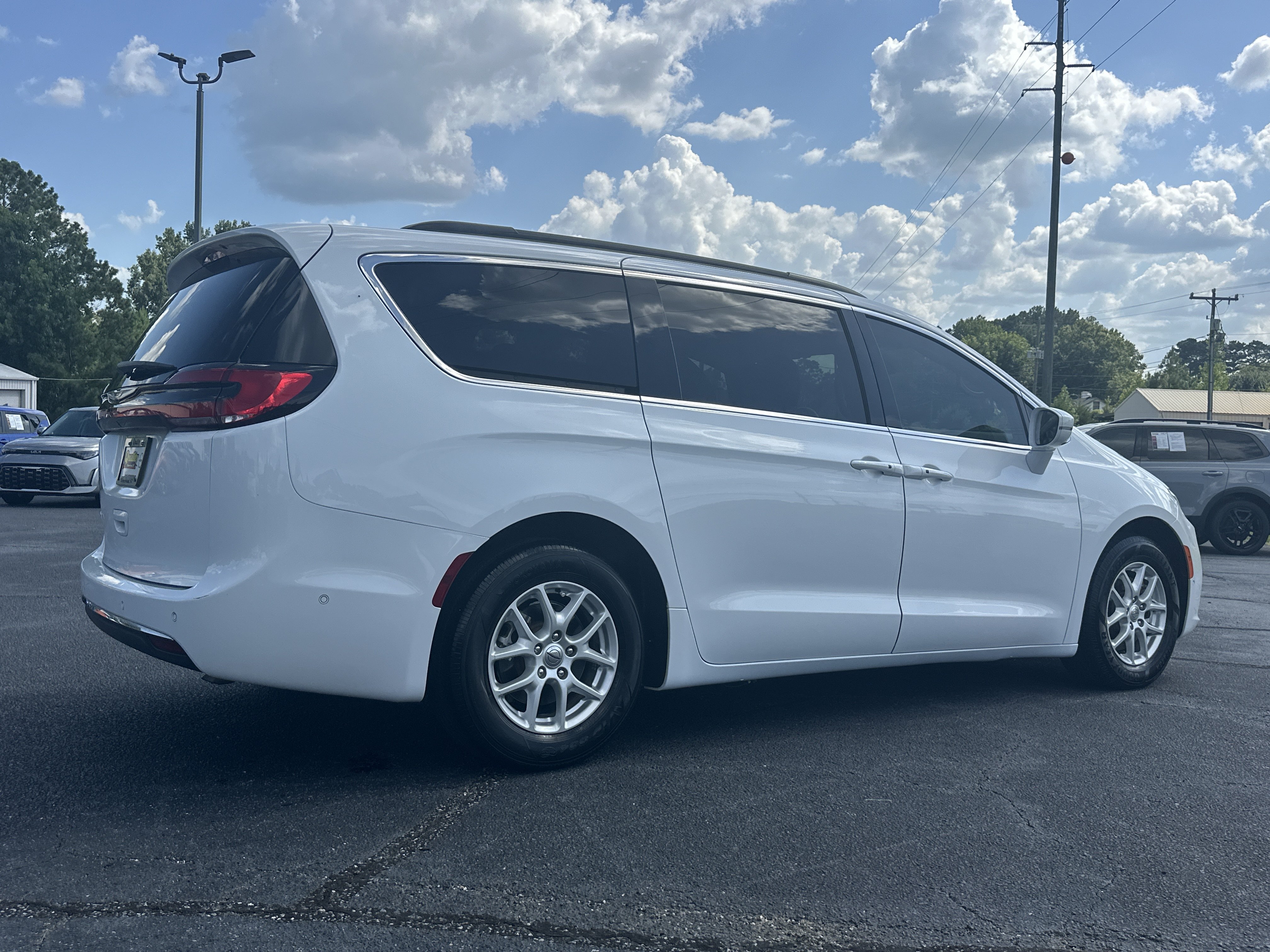 Used 2022 Bright White Clearcoat Chrysler Touring L image 8