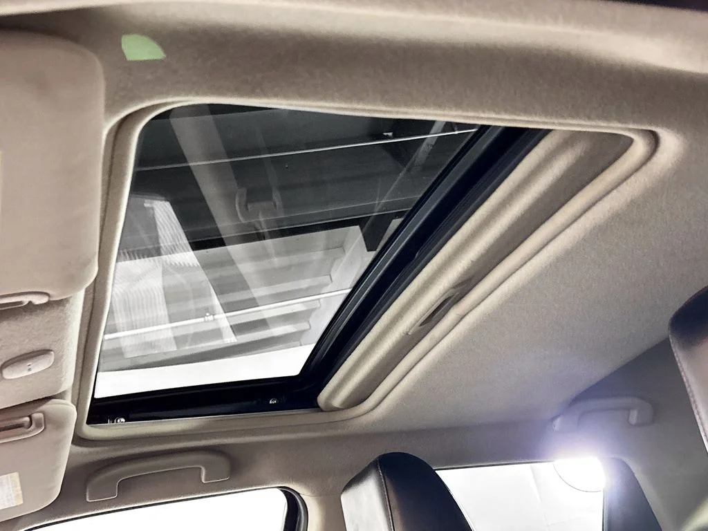 Used 2015 Black Nissan SL image 18