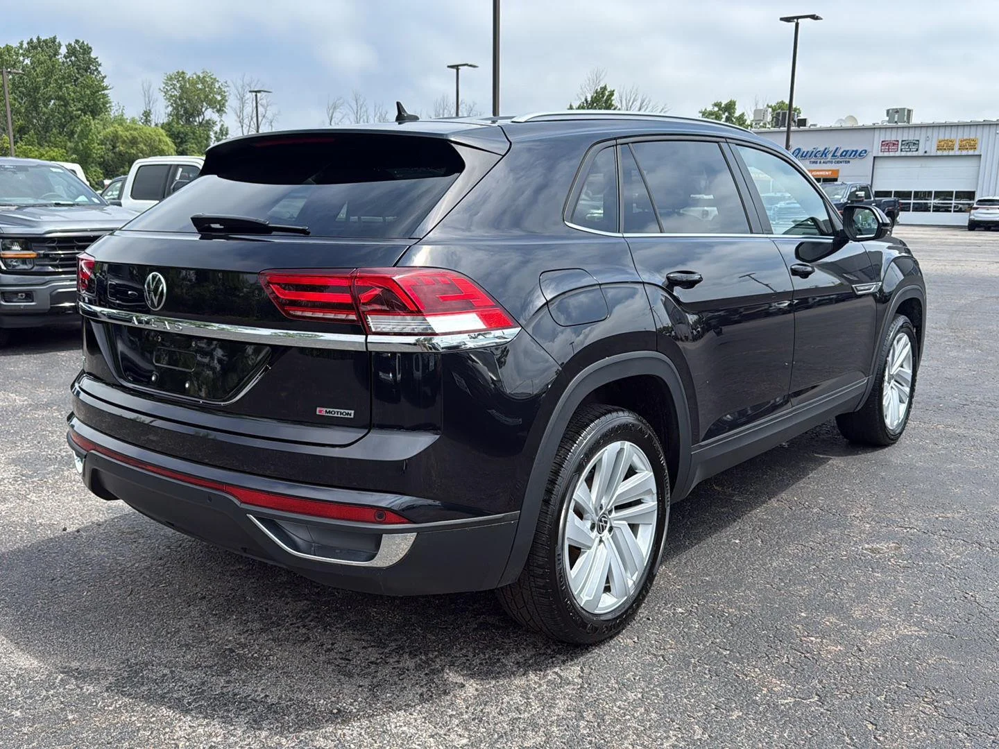 Used 2022 Deep Black Pearl Volkswagen 2.0T SE w/Technology image 21