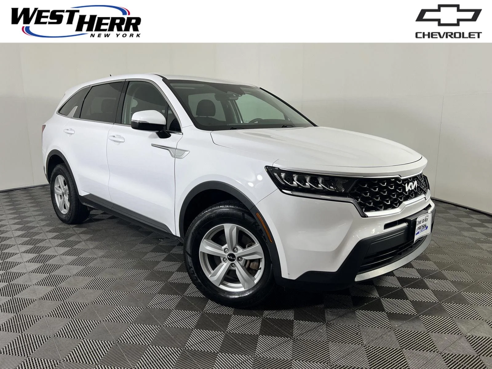 Used 2023 Glacial White Pearl Kia LX image 1