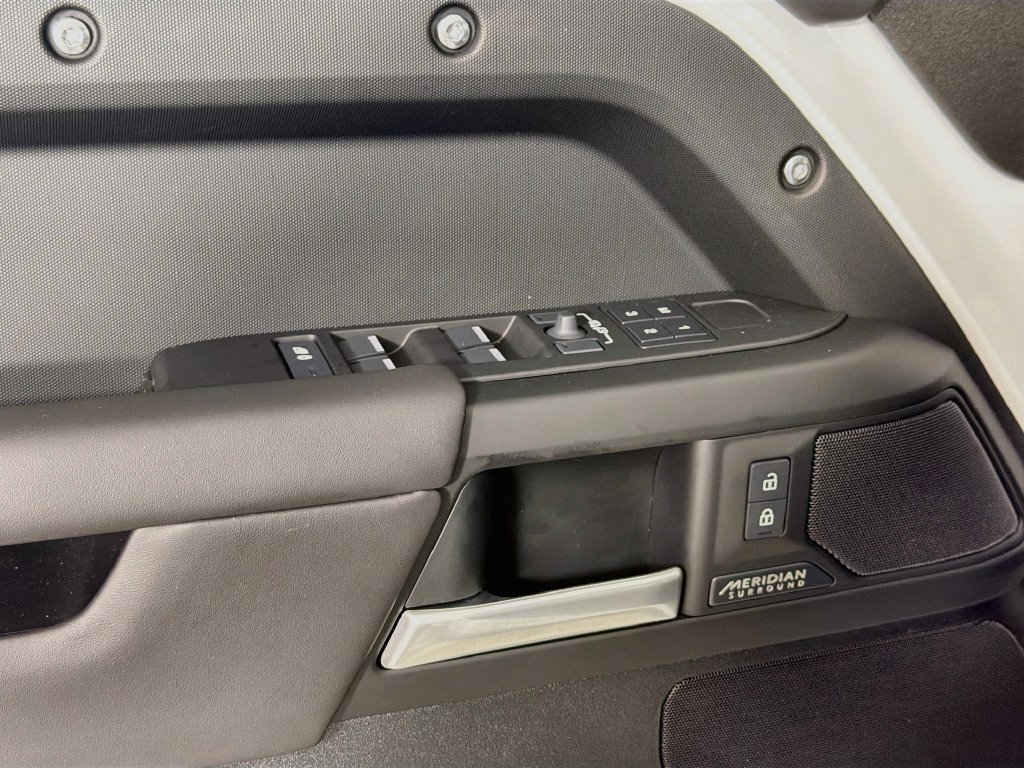 New 2026 Fuji White Land Rover X-Dynamic SE image 18