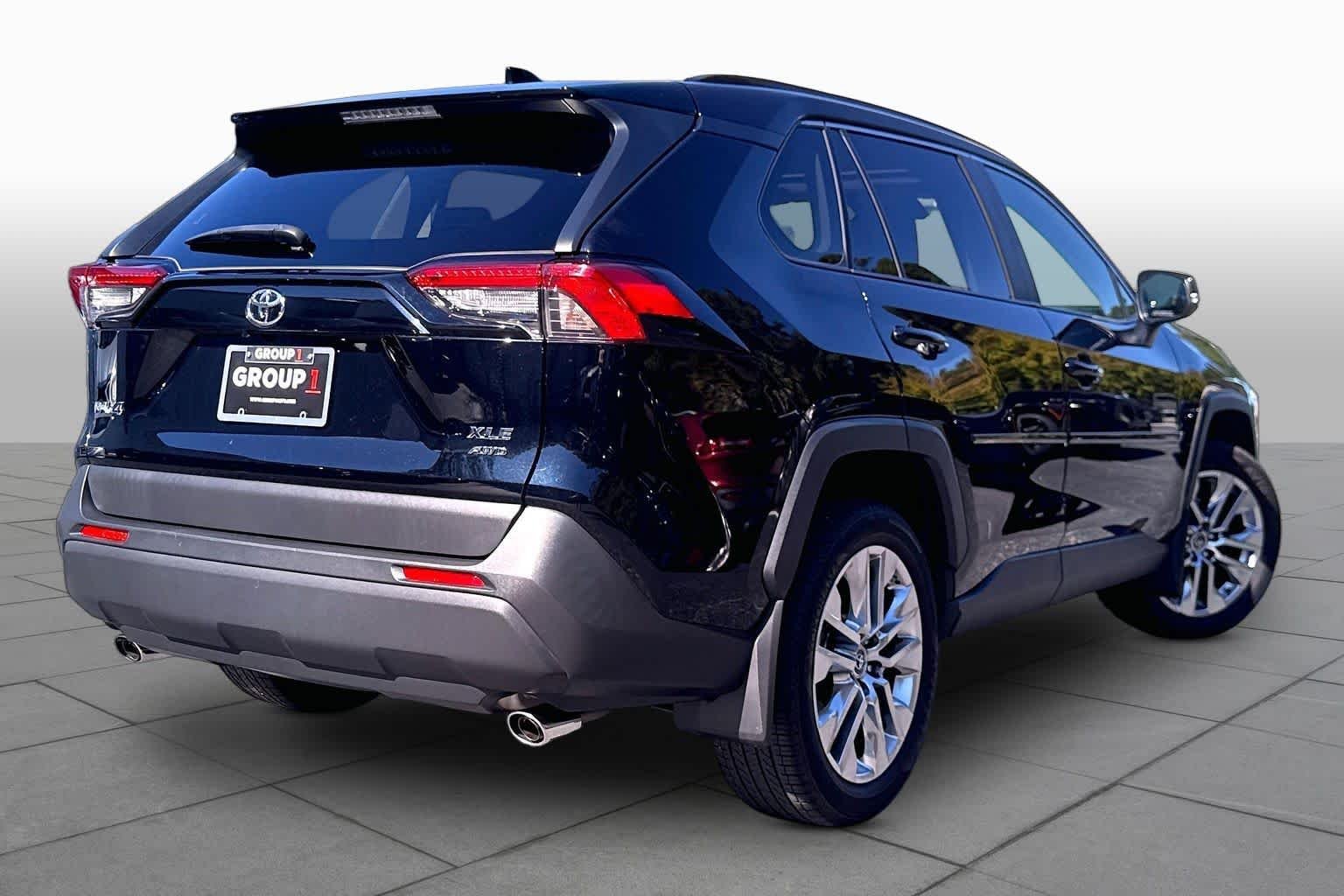 Used 2019 Midnight Black Metallic Toyota XLE Premium image 13