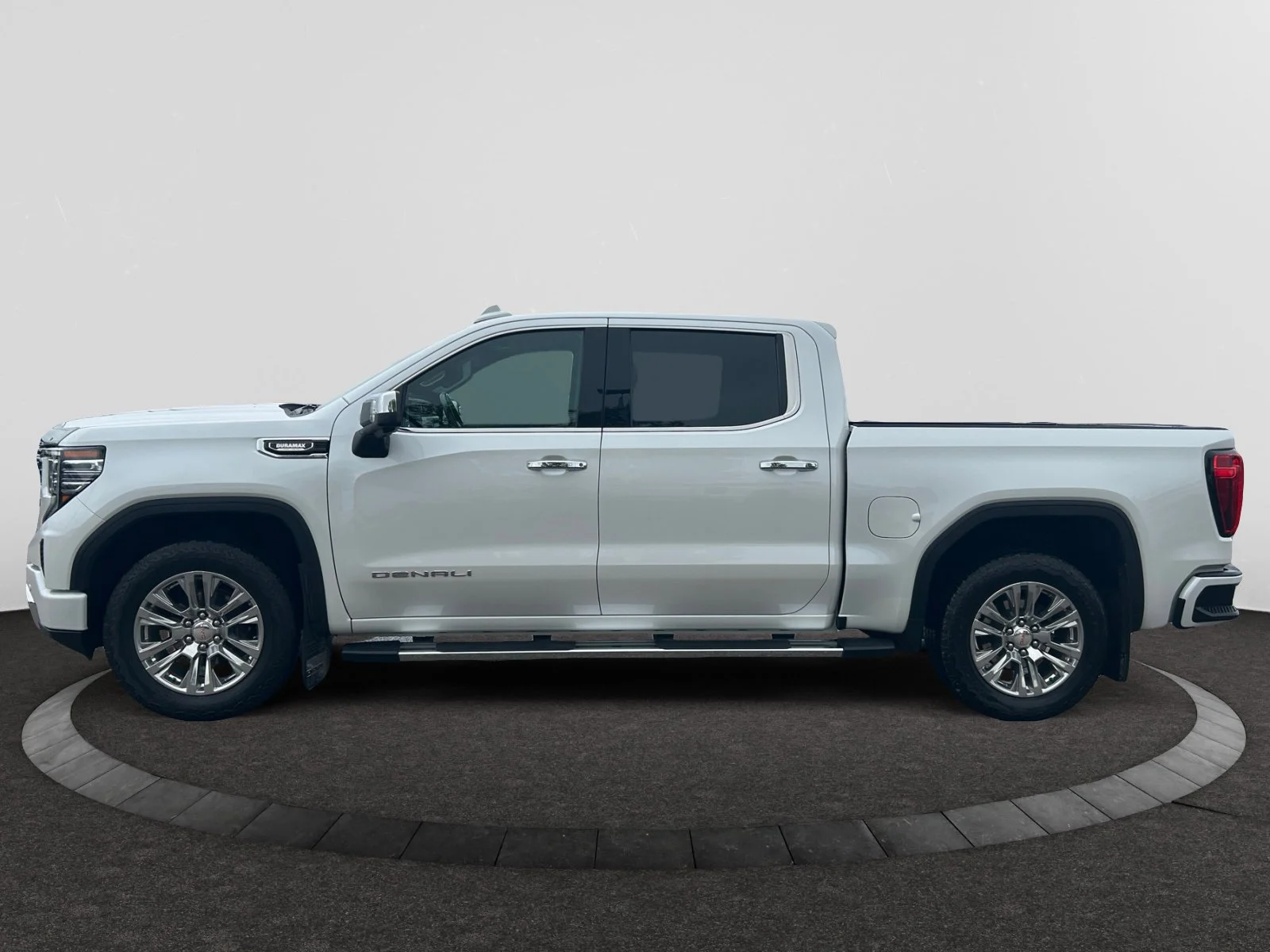 Used 2023 White GMC Denali Crew Cab image 2