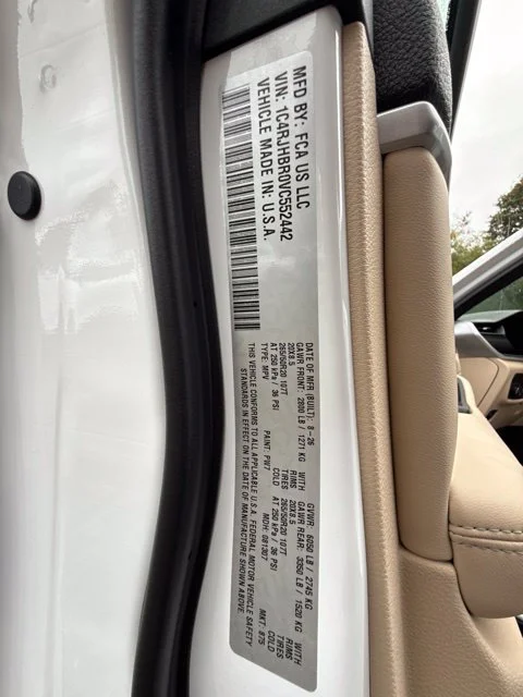 New 2027 Bright White Clear-Coat Paint Jeep Limited image 16