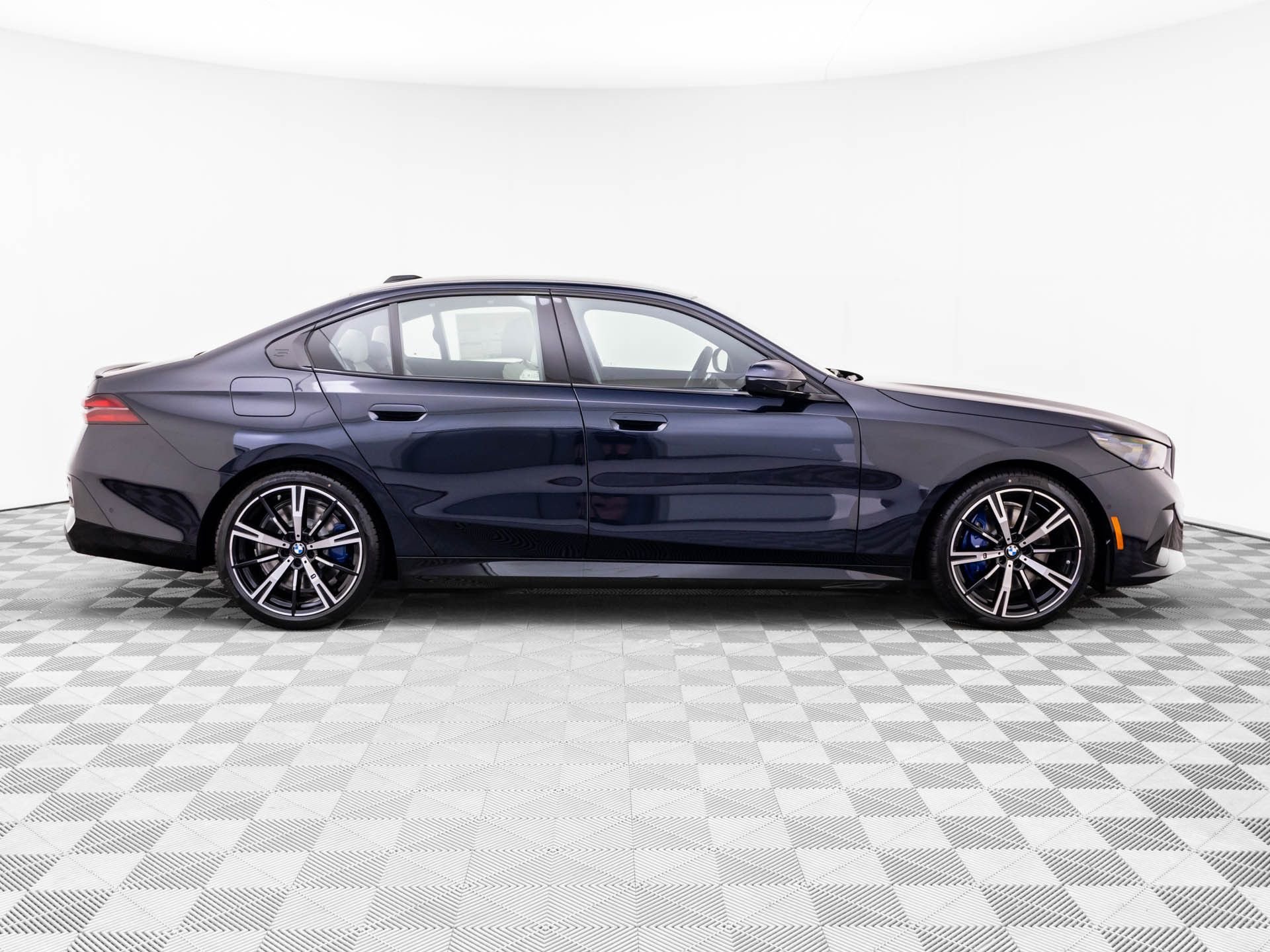 New 2027 Carbon Black Metallic BMW 550e xDrive image 8
