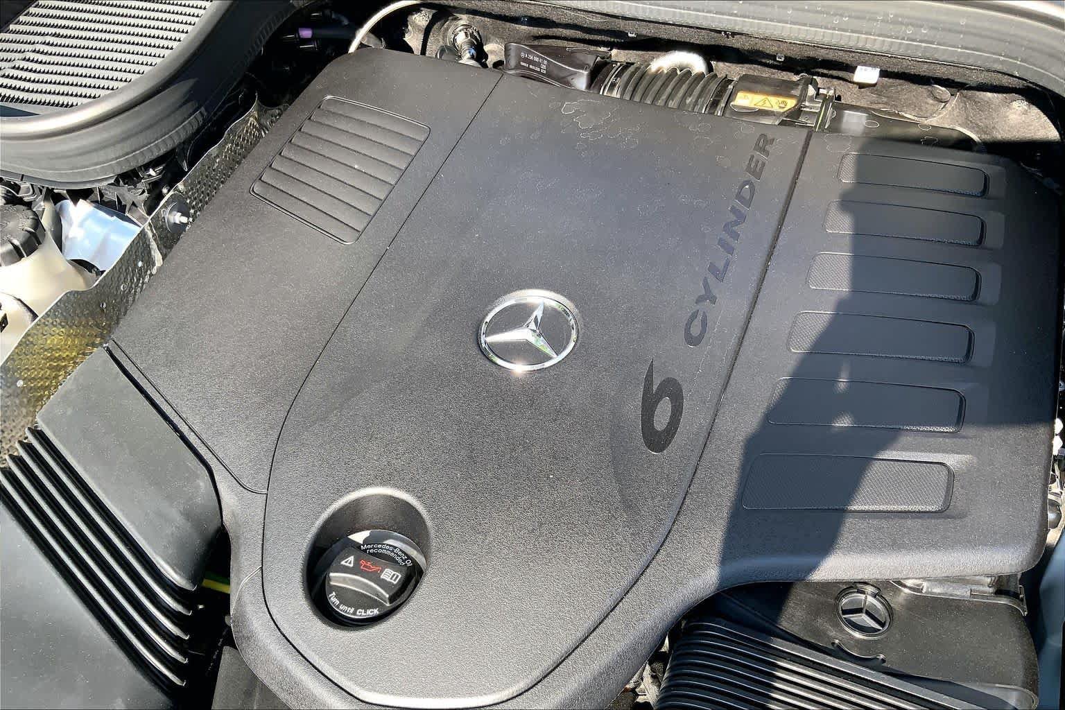 New 2026 MANUFAKTUR Moonlight White Metallic Mercedes-Benz GLS 450 image 27
