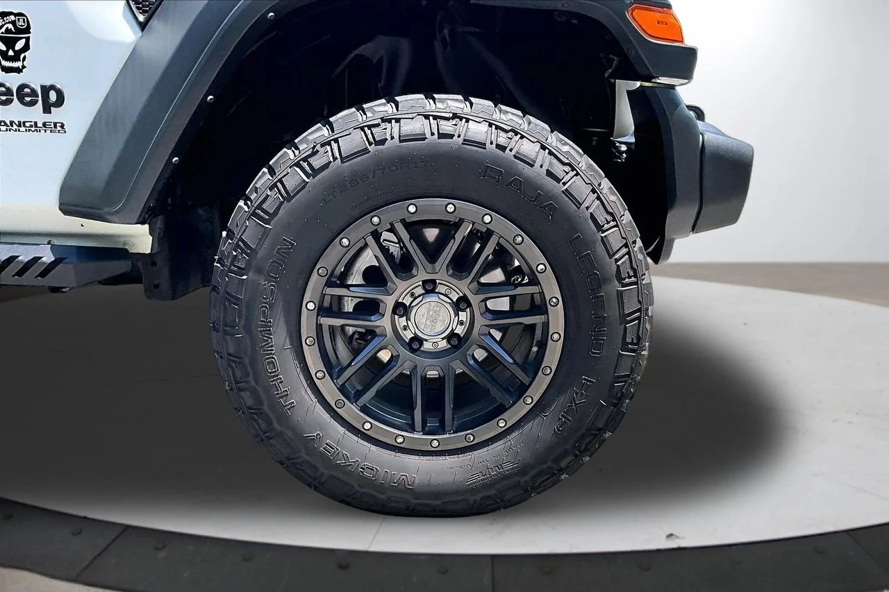 Used 2022 White Jeep Sport S image 33