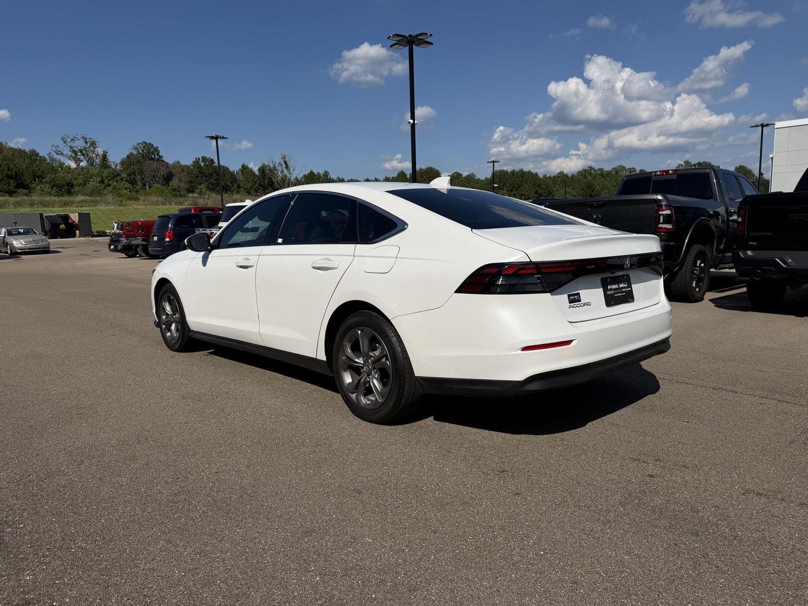 Used 2024 Platinum White Pearl Honda EX image 4