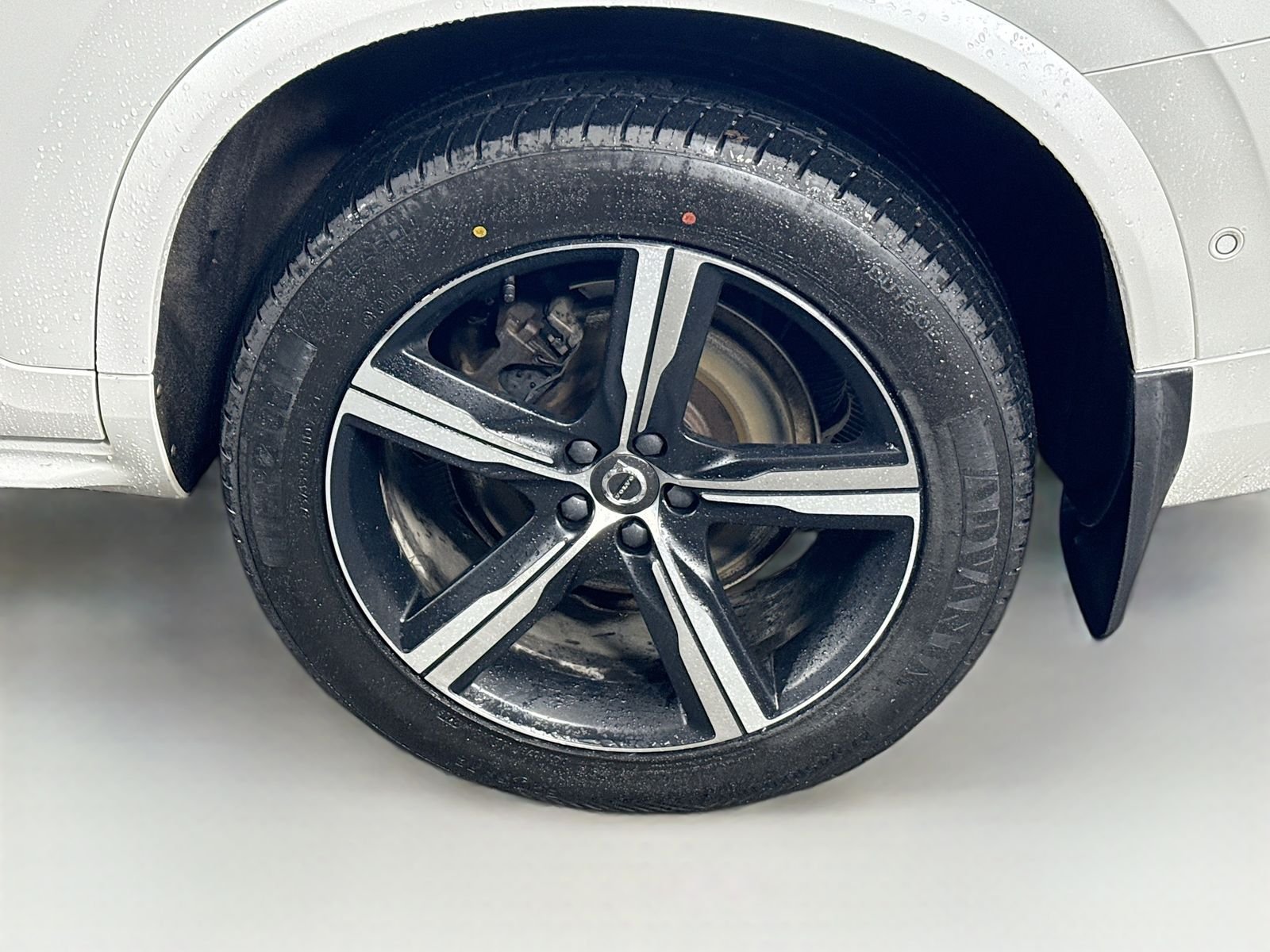 Used 2019 Crystal White Pearl Volvo T6 R-Design image 9