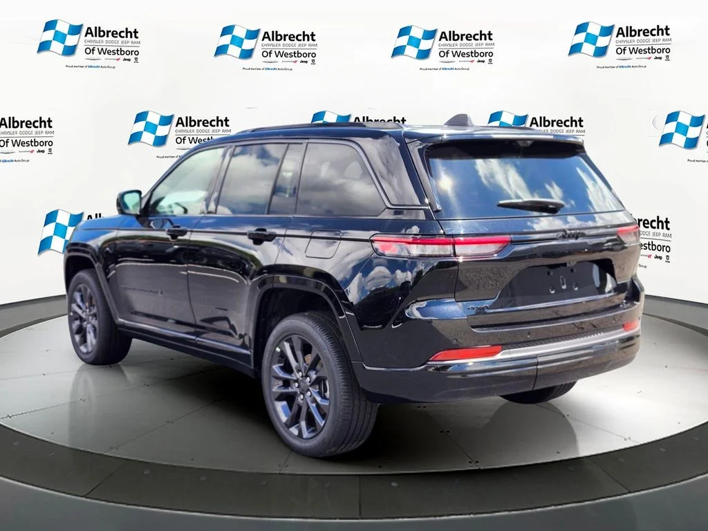 New 2026 Diamond Black Crystal Pearlcoat Jeep Limited Reserve image 3