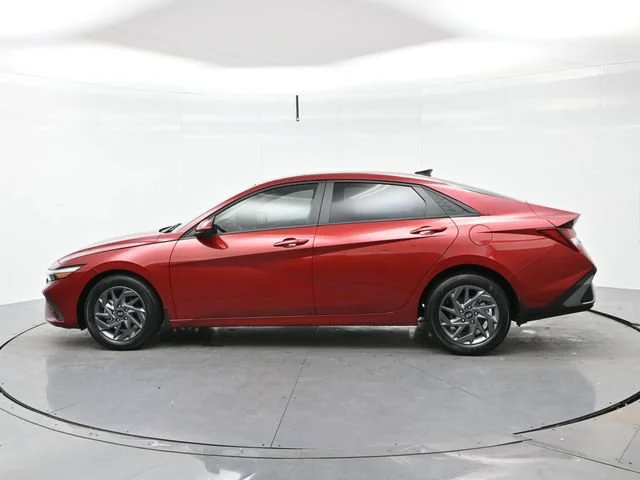 Used 2024 Ultimate Red Hyundai SEL image 4