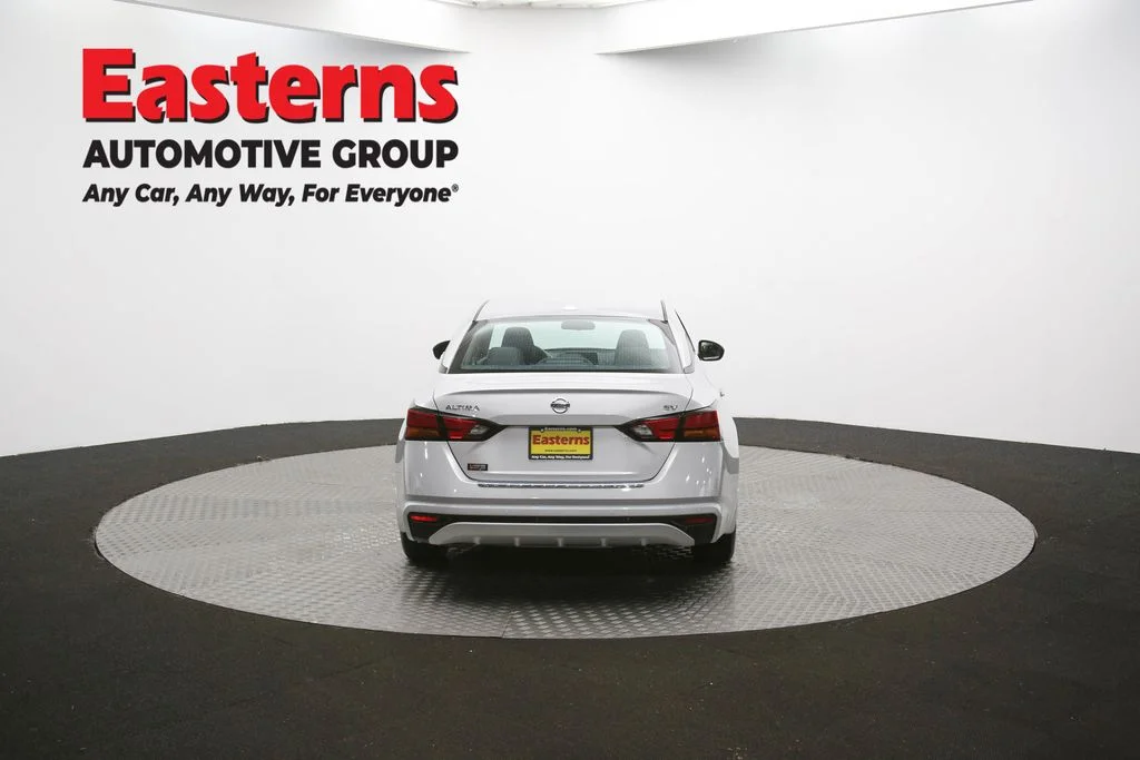 Used 2022 Silver Nissan 2.5 SV image 37