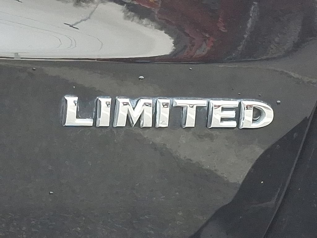 Used 2017 Diamond Black Crystal Pearlcoat Jeep Limited image 30