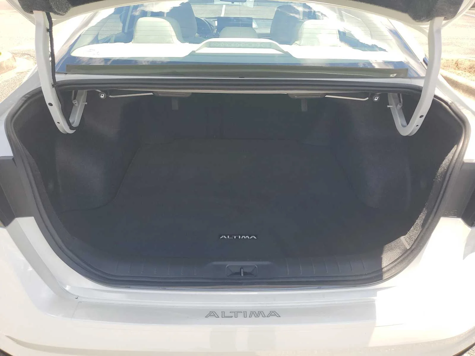 Used 2024 White Nissan 2.5 SL image 5