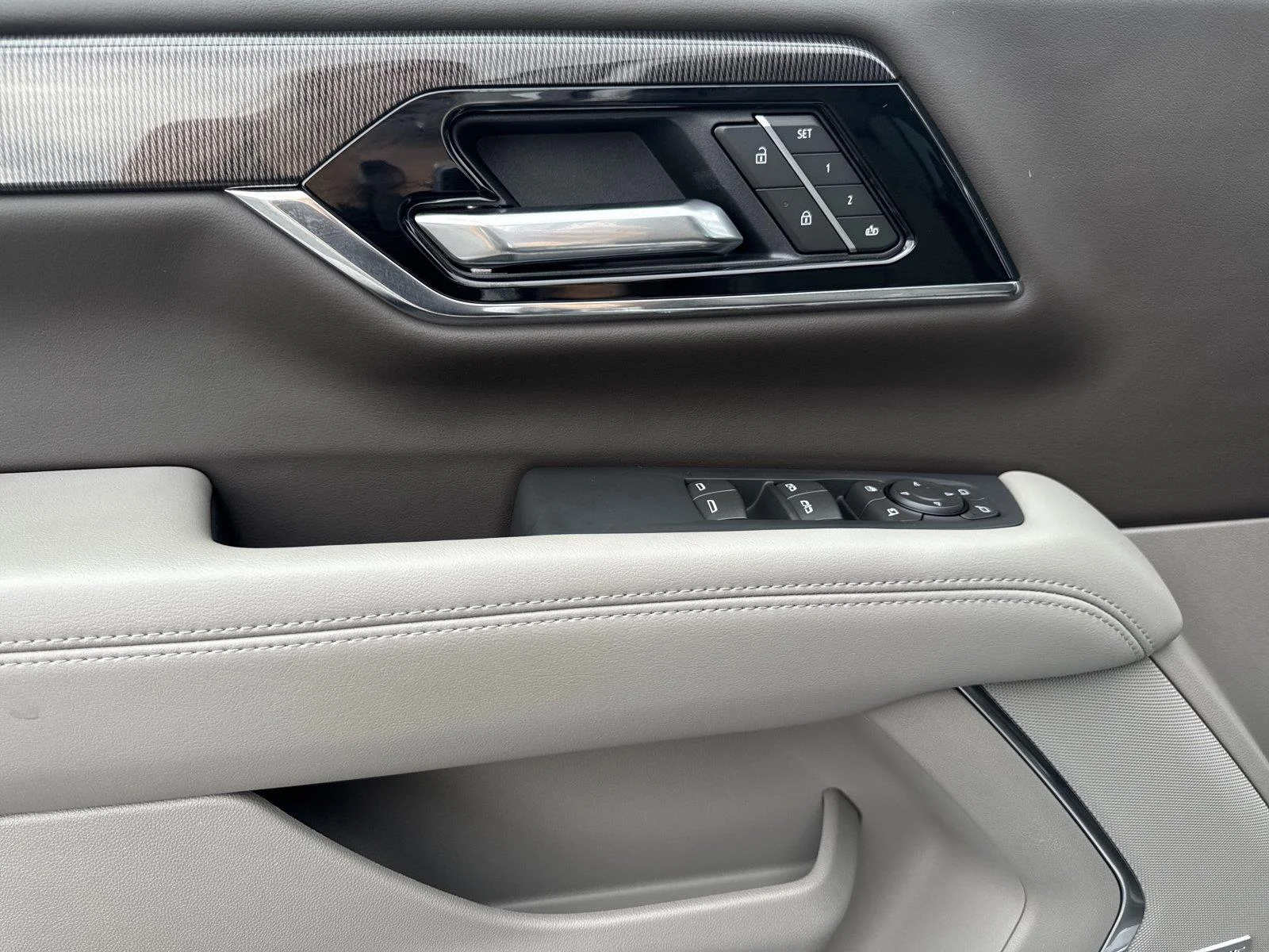 Used 2025 Summit White GMC Elevation image 17