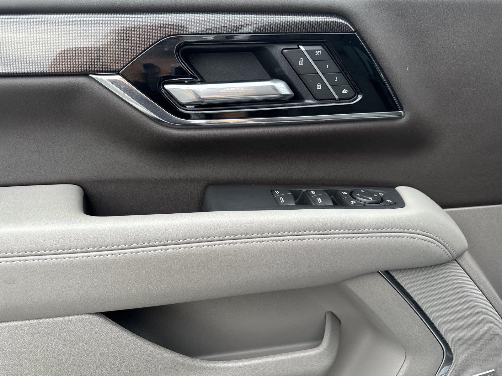 Used 2025 Summit White GMC Elevation image 17
