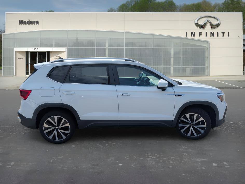 Used 2022 Pure White Volkswagen SE image 3