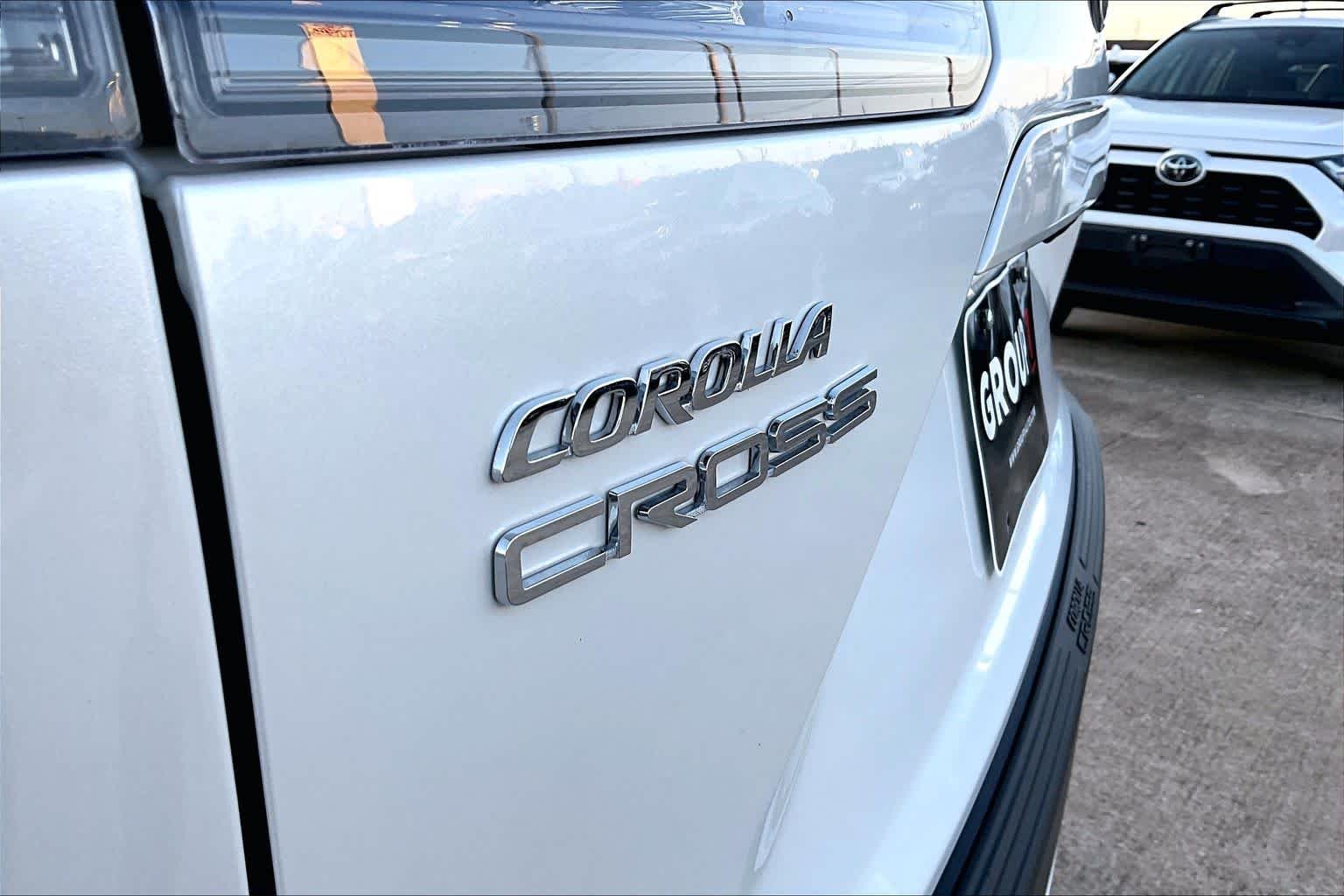 Used 2026 Wind Chill Pearl Toyota LE image 31