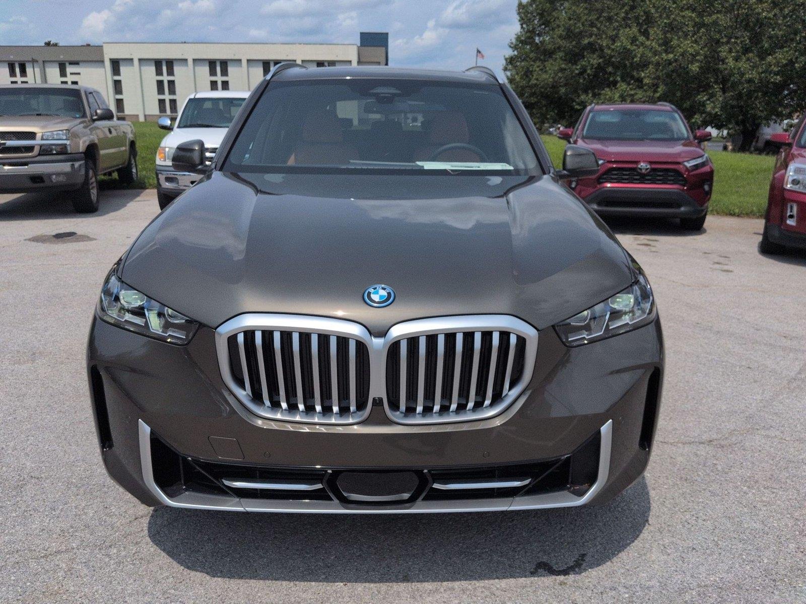 New 2026 Manhattan Green Metallic BMW xDrive50e image 8