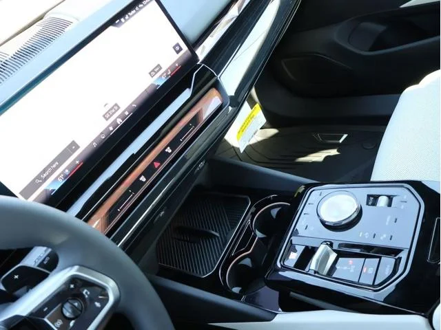New 2026 Mineral White Metallic BMW 550e xDrive image 23