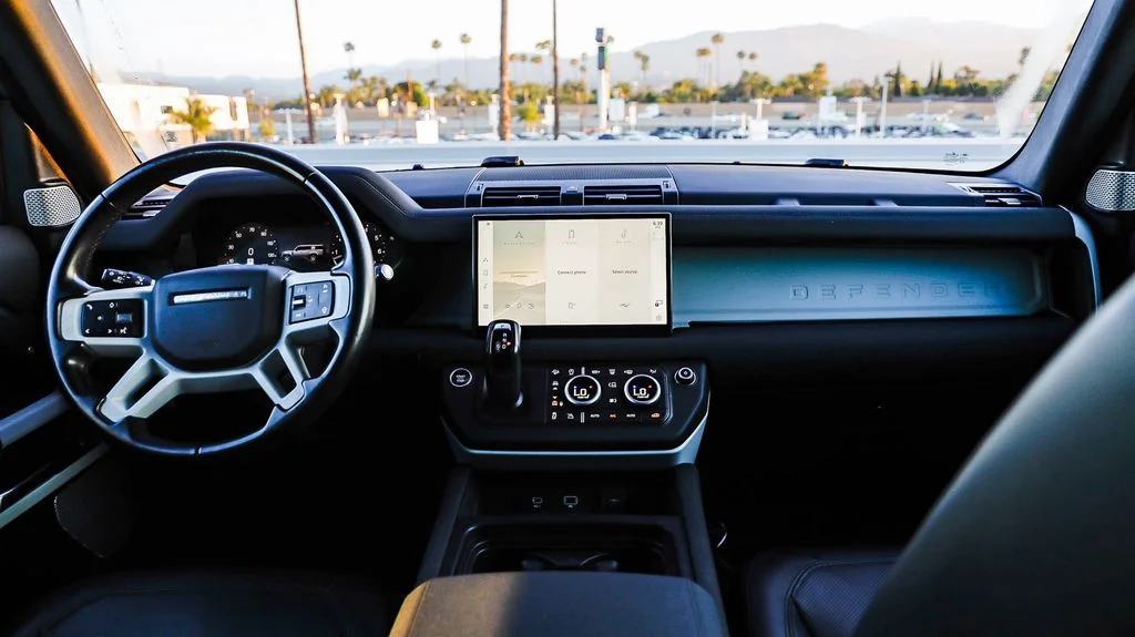 Used 2023  Land Rover SE image 15
