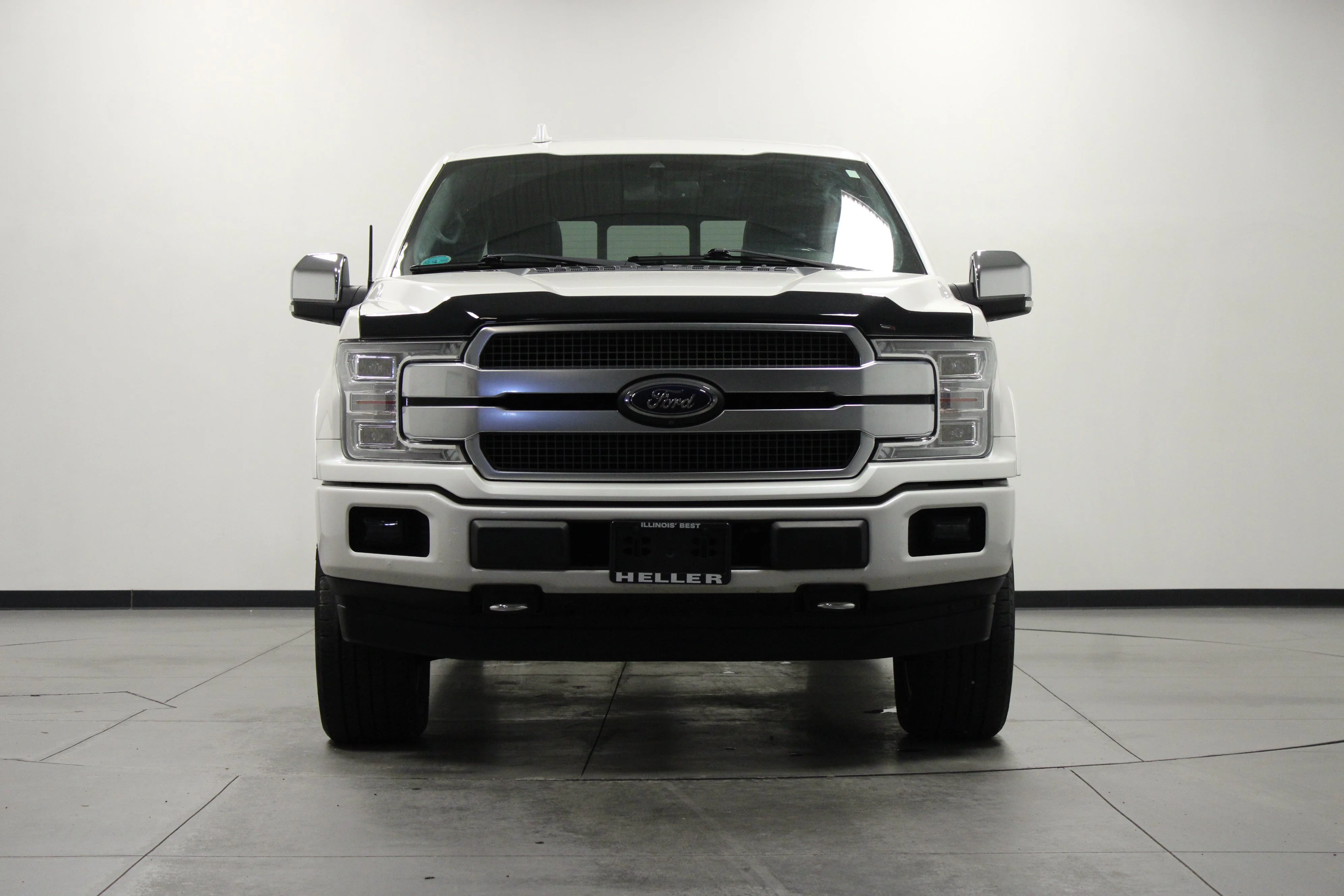 Used 2018 White Platinum Metallic Tri-Coat Ford Platinum image 9