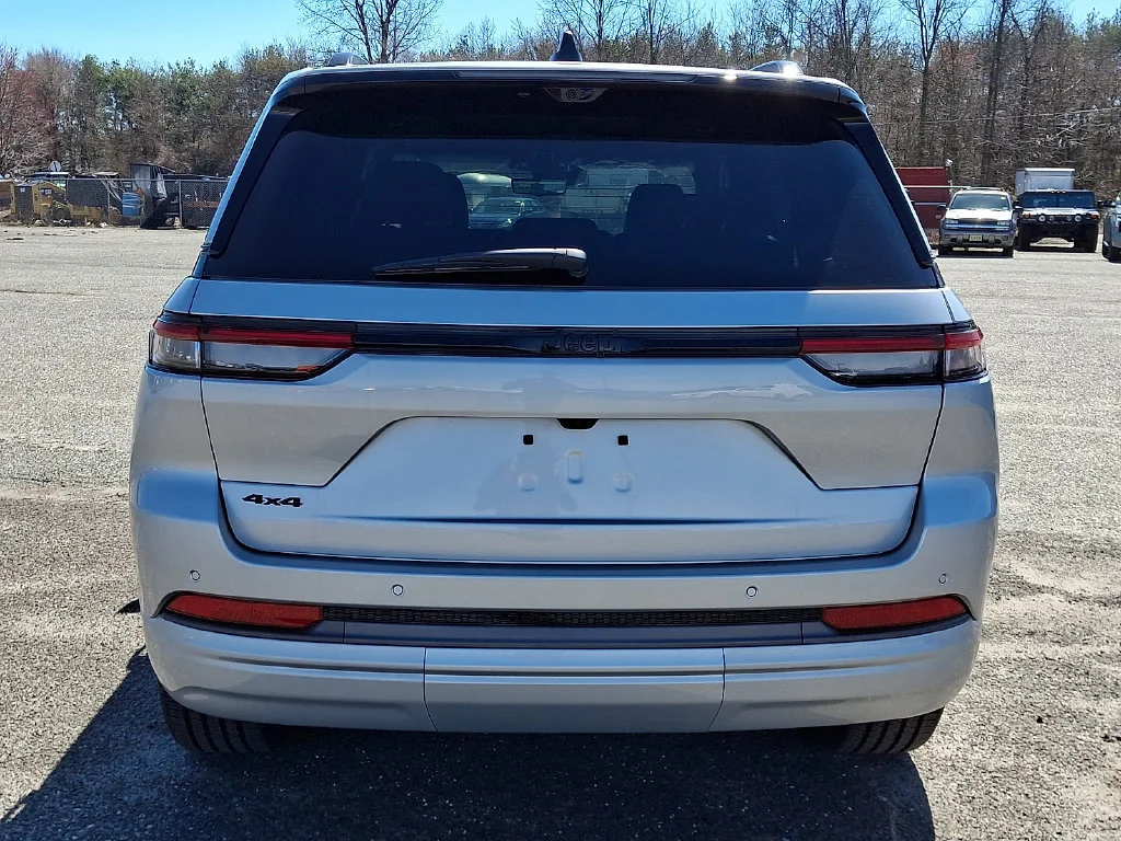 New 2026 Silver Zynith Exterior Paint Jeep Limited Reserve image 7