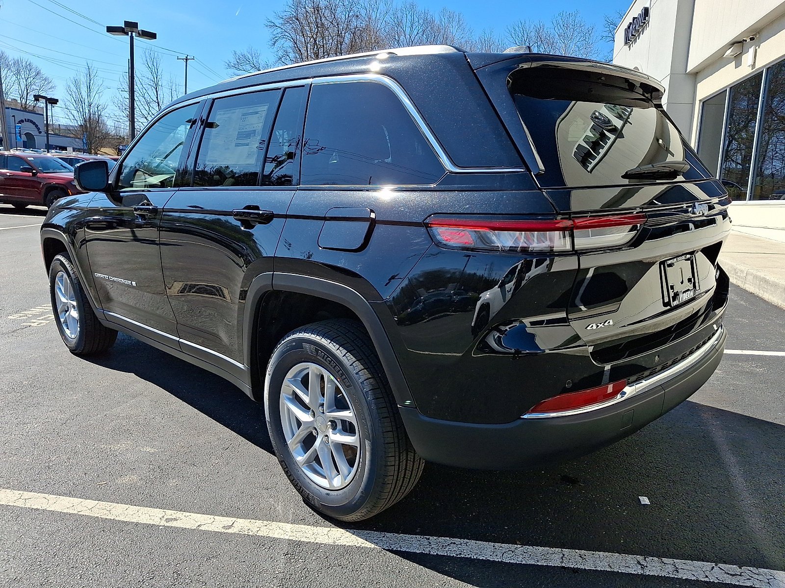 New 2026 Diamond Black Crystal Pearl-Coat Exterior Paint Jeep Laredo image 4