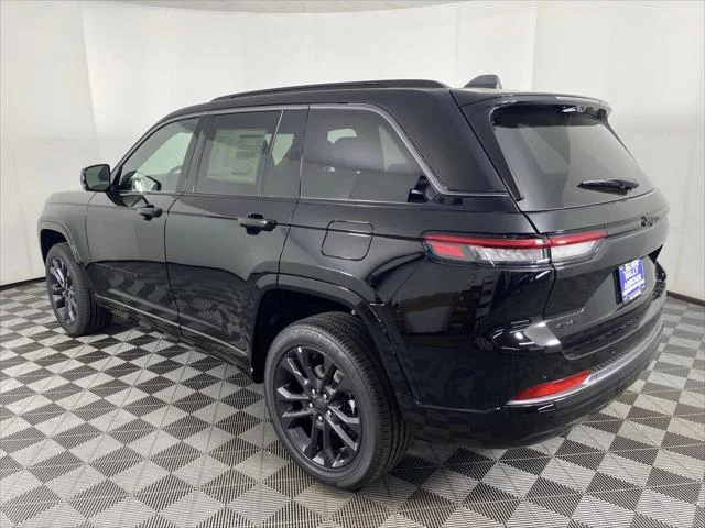 New 2026 Diamond Black Crystal Pearl-Coat Exterior Paint Jeep Limited image 10