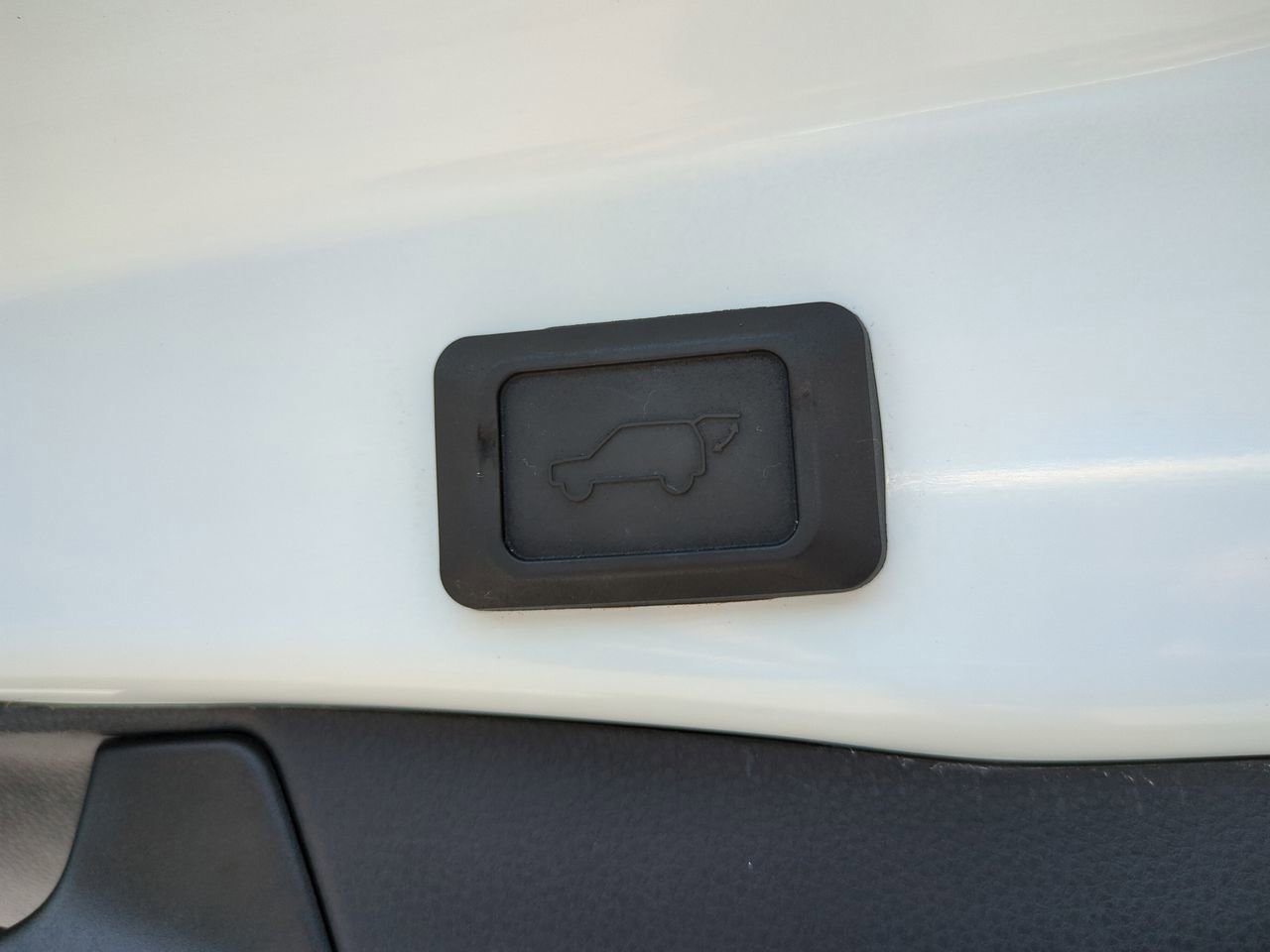 Used 2022 Blizzard Pearl Toyota XLE Premium image 18