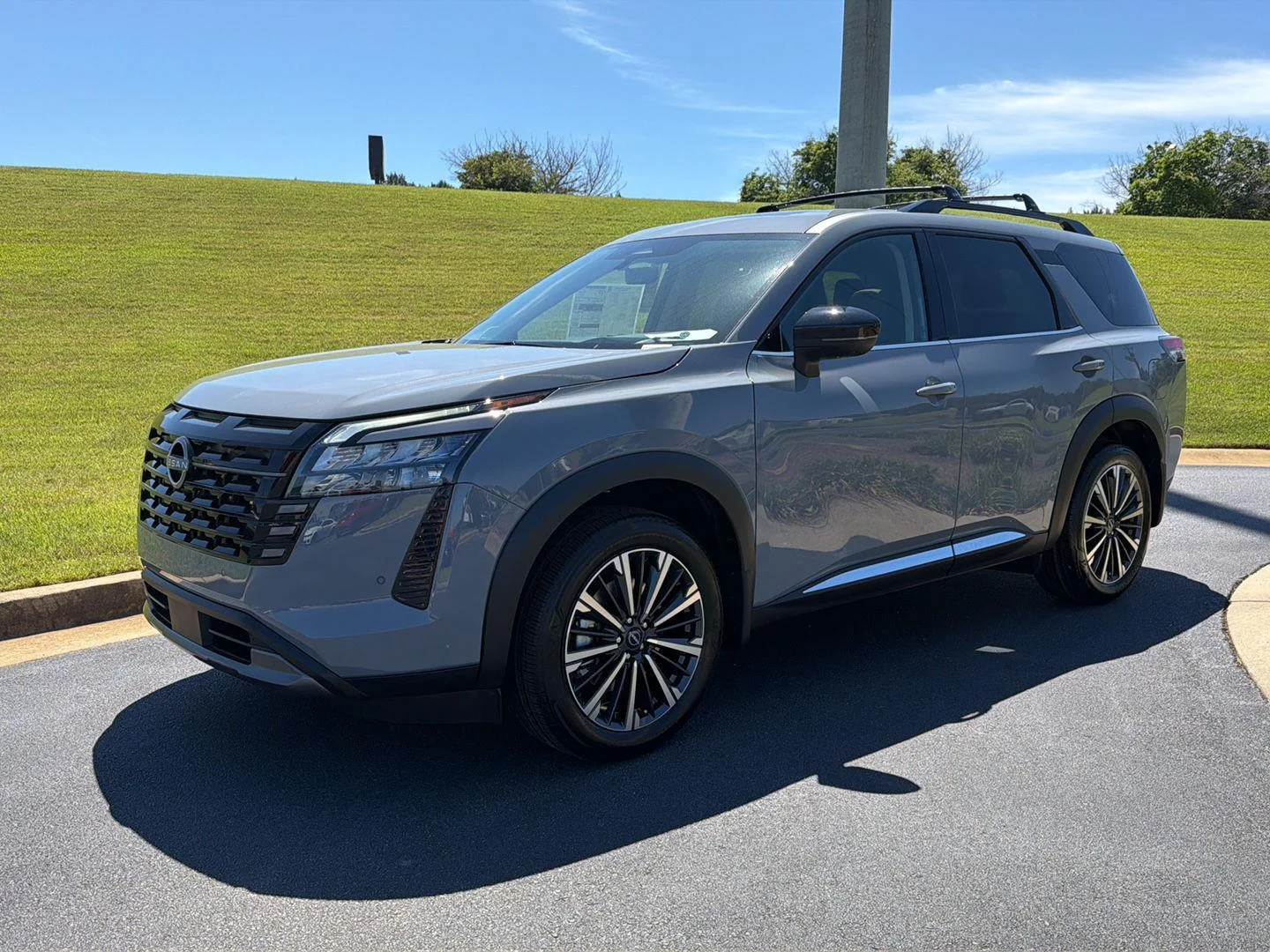2026 Nissan Pathfinder Platinum 2WD's photo