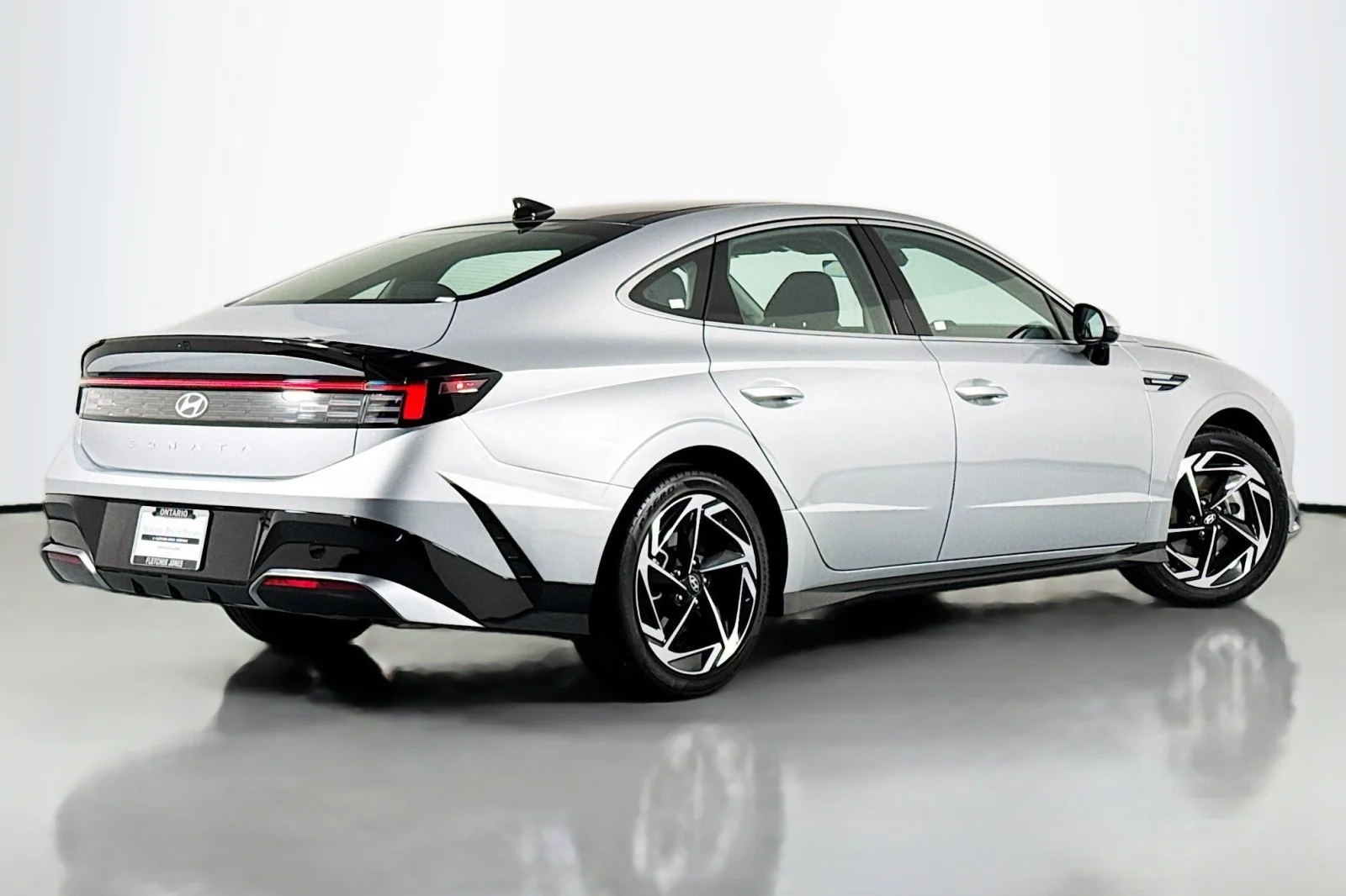 Used 2024 Aero Silver Hyundai SEL FWD image 12